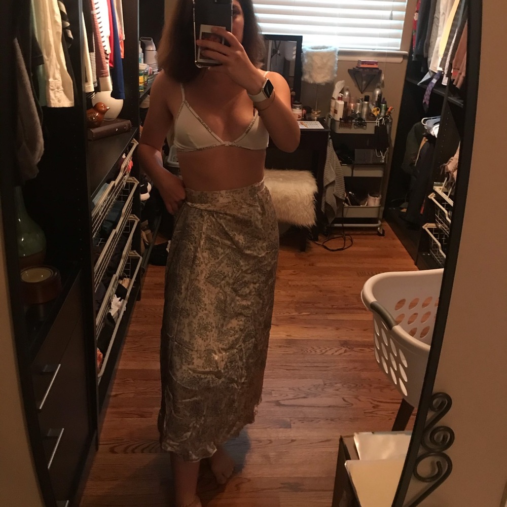 ✨ vintage patterned silk maxi skirt ✨